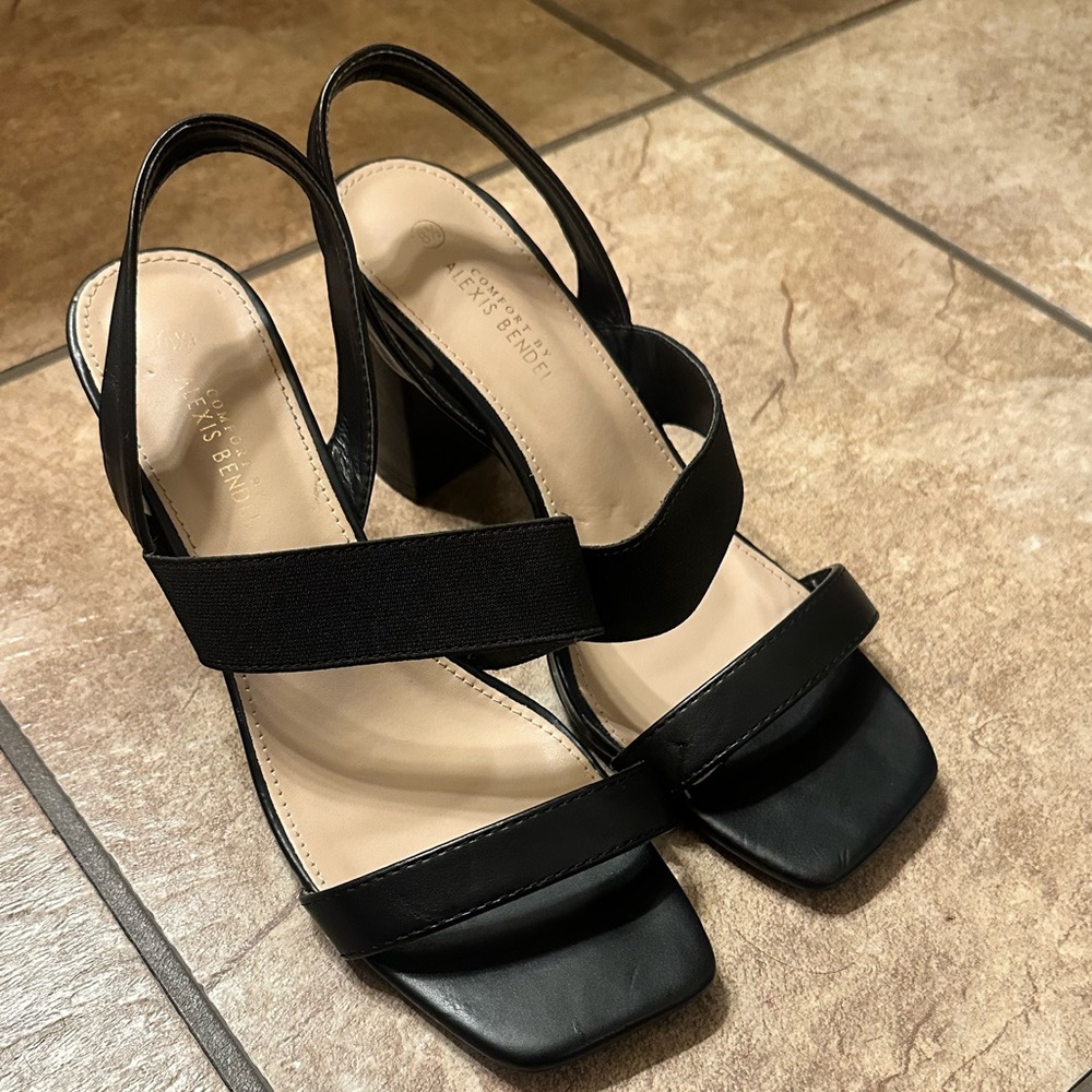 Chic Black Slingback Heels